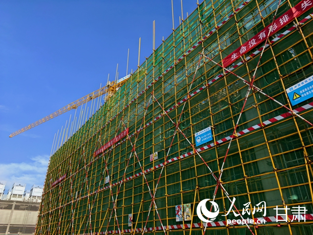 圖為今年4月28日中國移動（甘肅·慶陽）數據中心項目建設現場。人民網記者 高翔攝