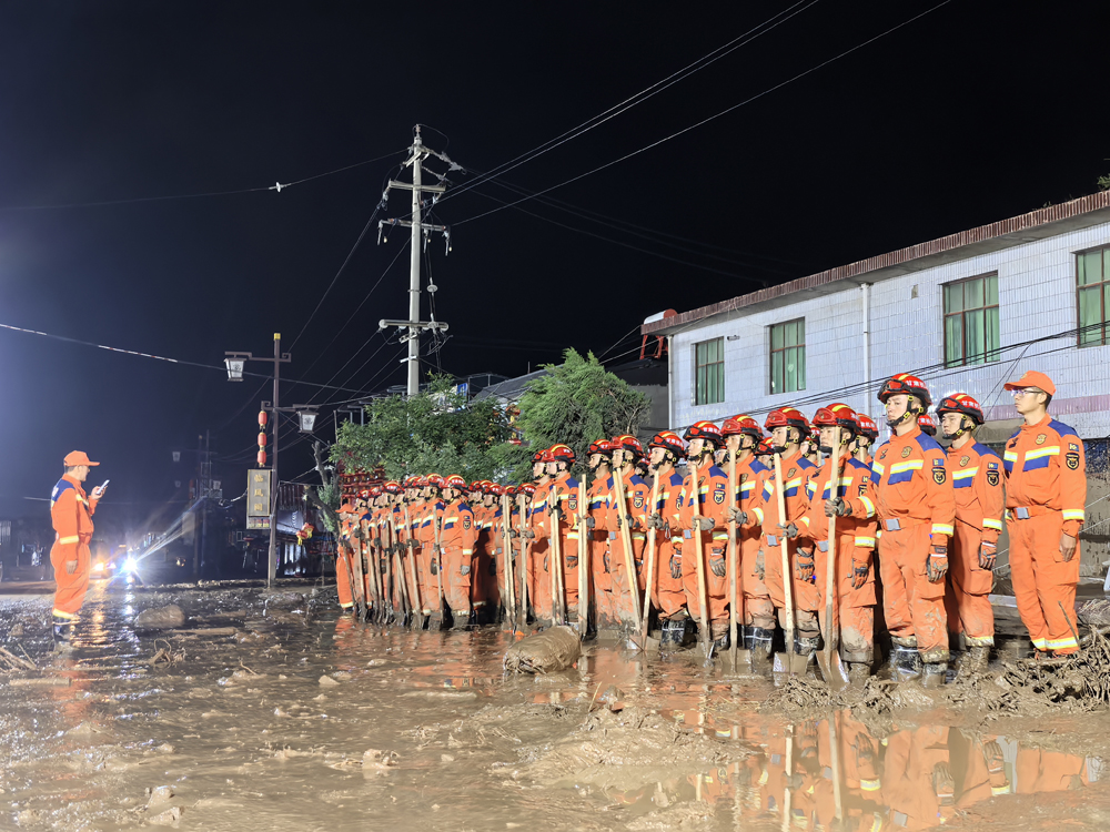 8月9日凌晨，西北區域應急救援中心在甘肅省蘭州市榆中縣興隆山村開展救援。展富奇 攝