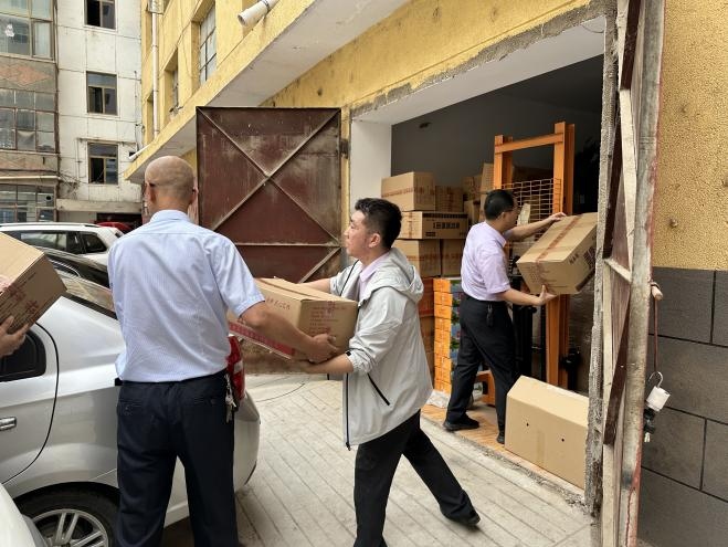農行榆中縣支行積極籌備救災物資送往救援一線。農行甘肅省分行供圖