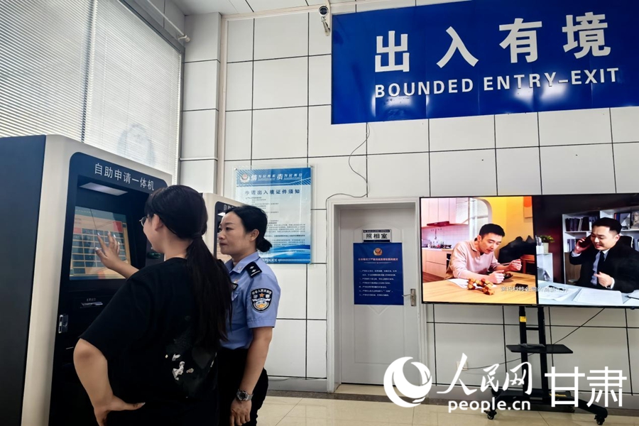 公安民警協助市民填寫辦理護照所需的個人信息。人民網記者 周婉婷攝