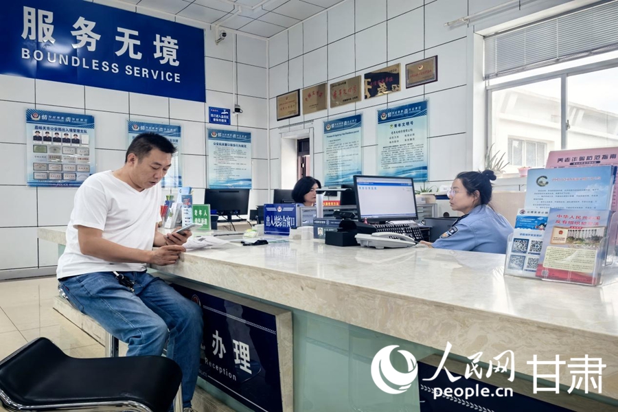 前來辦理業務的群眾核對填報的個人信息。人民網記者 周婉婷攝