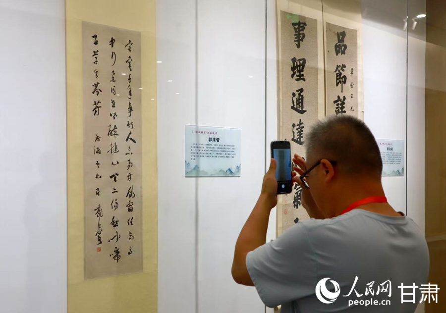 市民在通渭縣翰墨文化中心欣賞書畫作品。人民網記者 焦隆攝