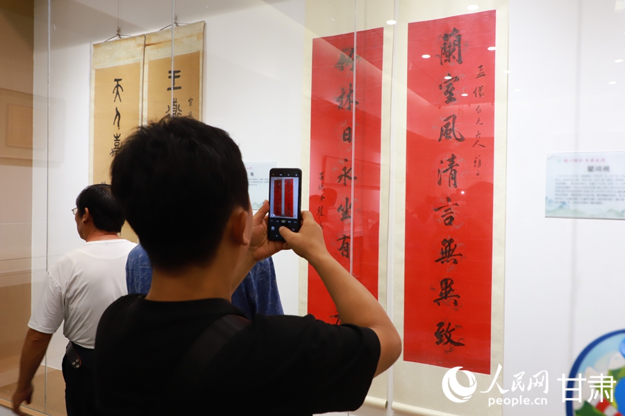 市民在通渭縣翰墨文化中心欣賞書畫作品。人民網記者 焦隆攝
