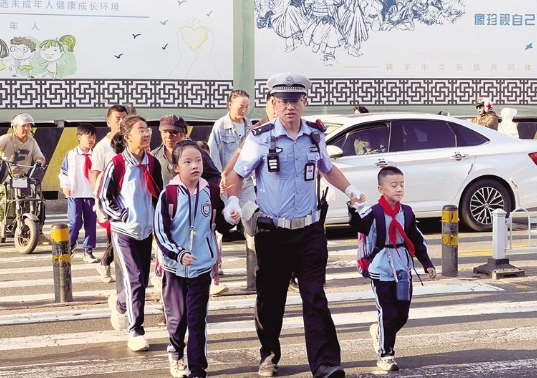 公安交警帶領小學生過馬路