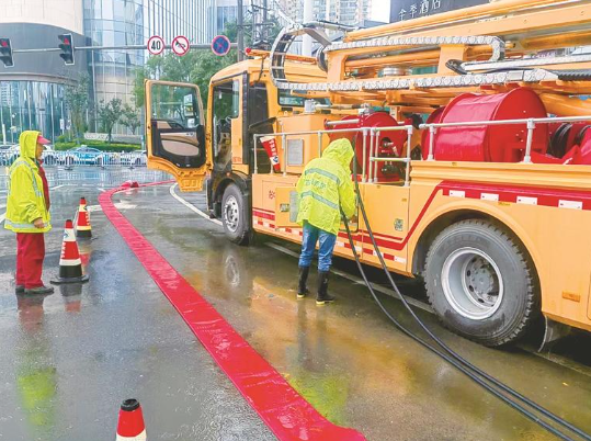蘭州市市政工程服務中心出動車輛設備清理路面積水。常亞金攝
