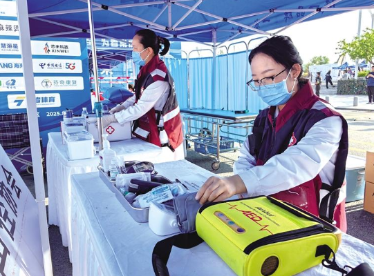 醫護人員攜帶急救設備進入保障區