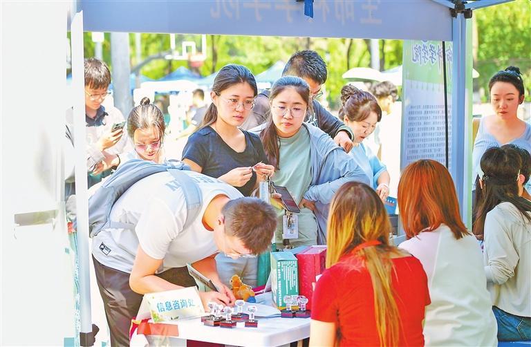 蘭州大學新生在所屬學院登記注冊。新甘肅·甘肅日報記者 馬伊星