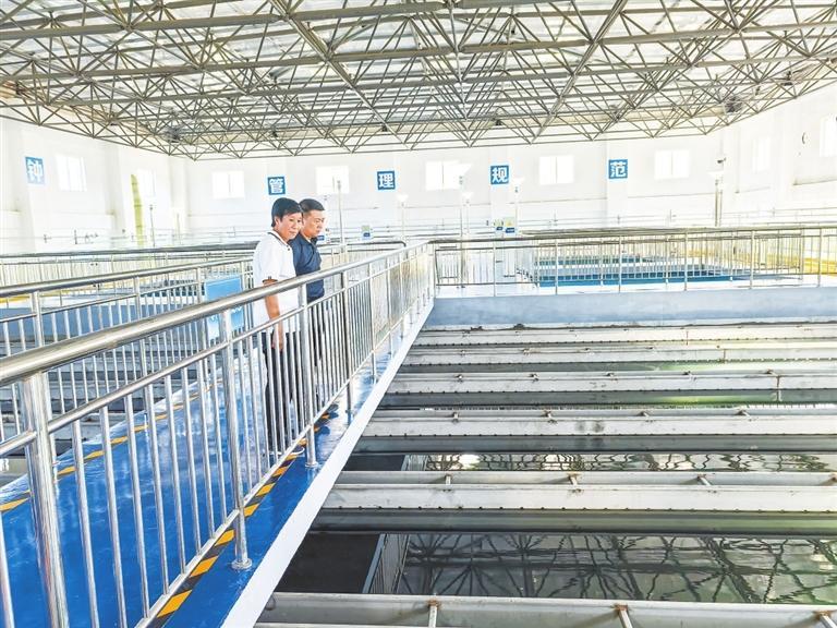 靜寧供水公司工作人員在凈水車間巡查。 新甘肅·甘肅日報記者 王朝霞