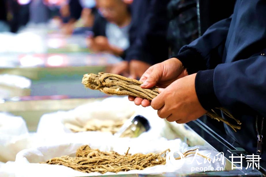 交易市場內的優質中藥材備受備受廣大客商青睞。人民網記者 高翔攝