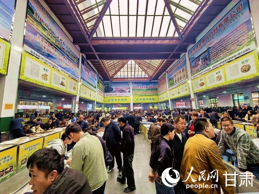 中藥材交易市場熱鬧非凡。人民網記者 高翔攝