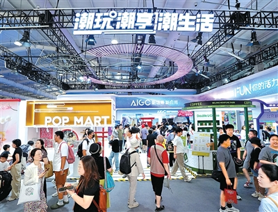 九月十三日，觀眾在服貿會文旅服務專題展區朝陽區展團參觀。新華社記者 陳曄華攝