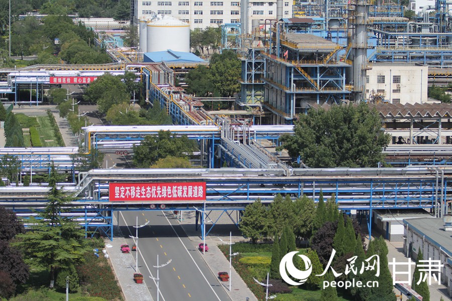 蘭州石化廠區內塔林管線錯落有致，綠樹成蔭。人民網記者 焦隆攝