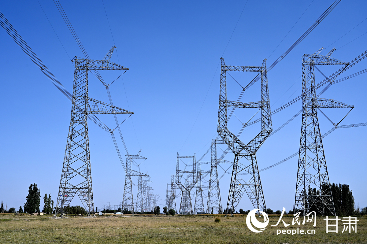 ±800千伏祁韶特高壓輸電線路與±1100千伏吉泉特高壓輸電線路、±800千伏天中特高壓輸電線路齊驅并行。