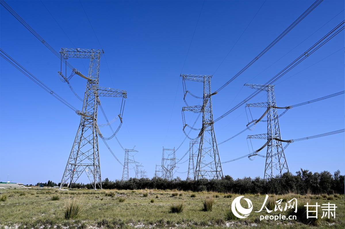 ±800千伏祁韶特高壓輸電線路與±1100千伏吉泉特高壓輸電線路、±800千伏天中特高壓輸電線路齊驅并行。