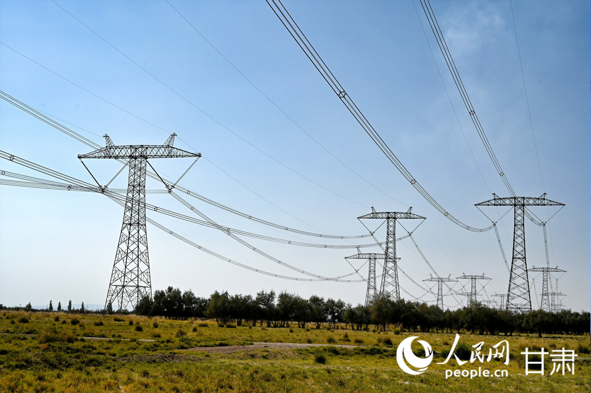 ±800千伏祁韶特高壓輸電線路與±1100千伏吉泉特高壓輸電線路、±800千伏天中特高壓輸電線路齊驅并行。