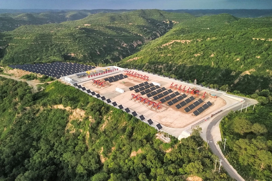 頁巖油扇形井網采油平臺——合H9平臺。長慶油田采油十二廠黨委宣傳部供圖