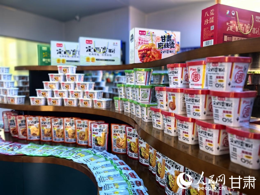 定西隴峰淀粉制品有限責任公司生產的馬鈴薯系列產品。人民網記者 周婉婷攝