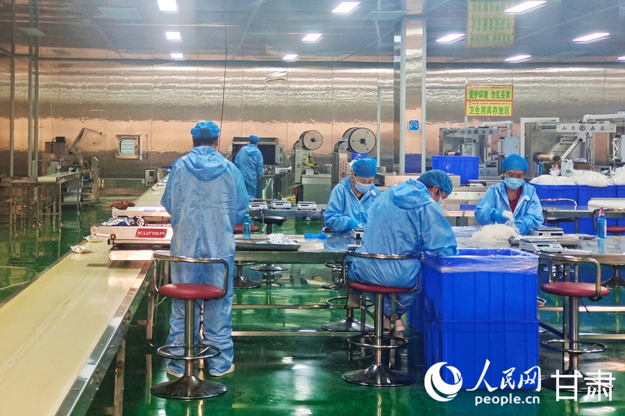 定西隴峰淀粉制品有限責任公司生產車間內，工人在包裝粉條。人民網記者 米媛攝
