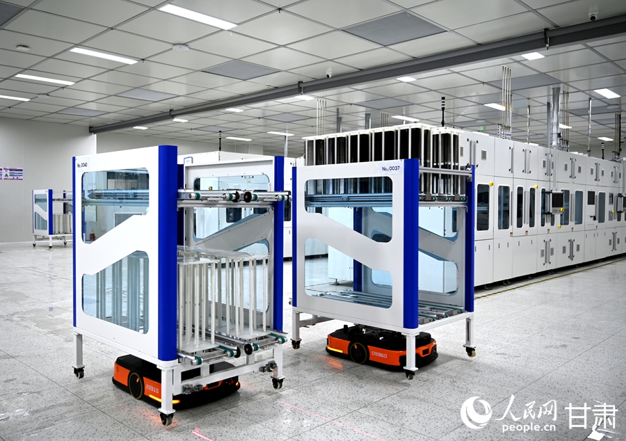 AGV智能無人運輸小車運送物料。人民網 席娟娟攝