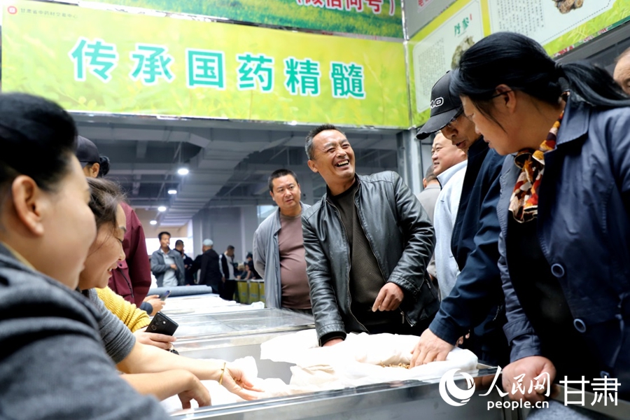 客商正在首陽中藥材交易市場挑選優質中藥材。人民網記者 高翔攝