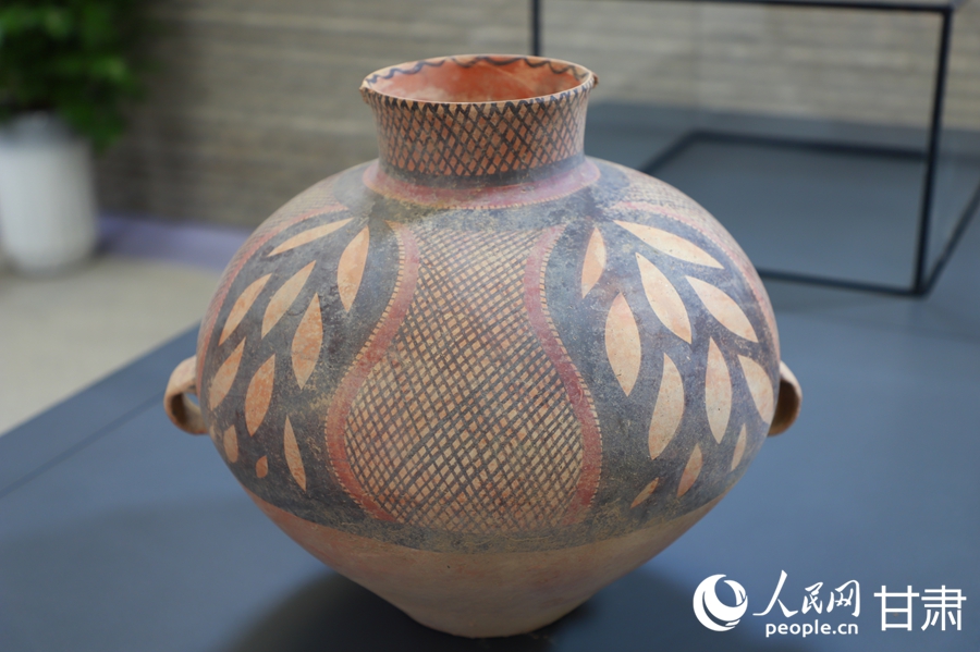 馬家窯遺址博物館展出的彩陶。人民網記者 焦隆攝