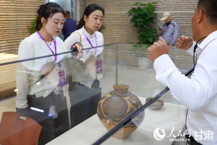 馬家窯遺址博物館展出的彩陶。人民網記者 焦隆攝