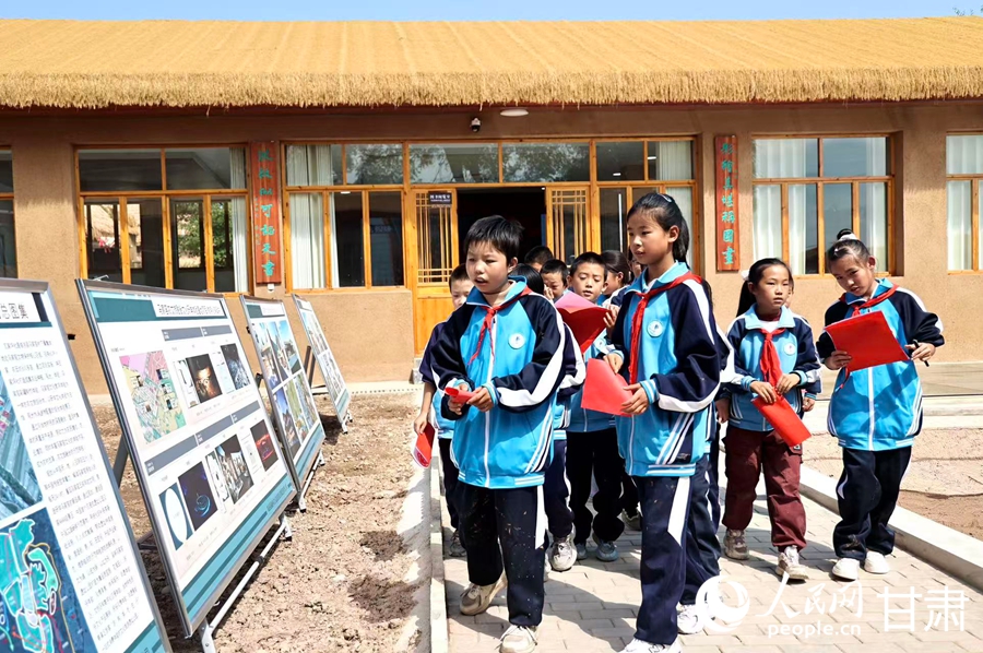 當地學生在馬家窯文化研學基地了解、學習馬家窯文化。人民網記者 焦隆攝