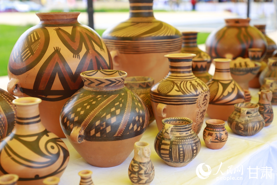 馬家窯文化集市產品展示。人民網記者 焦隆攝
