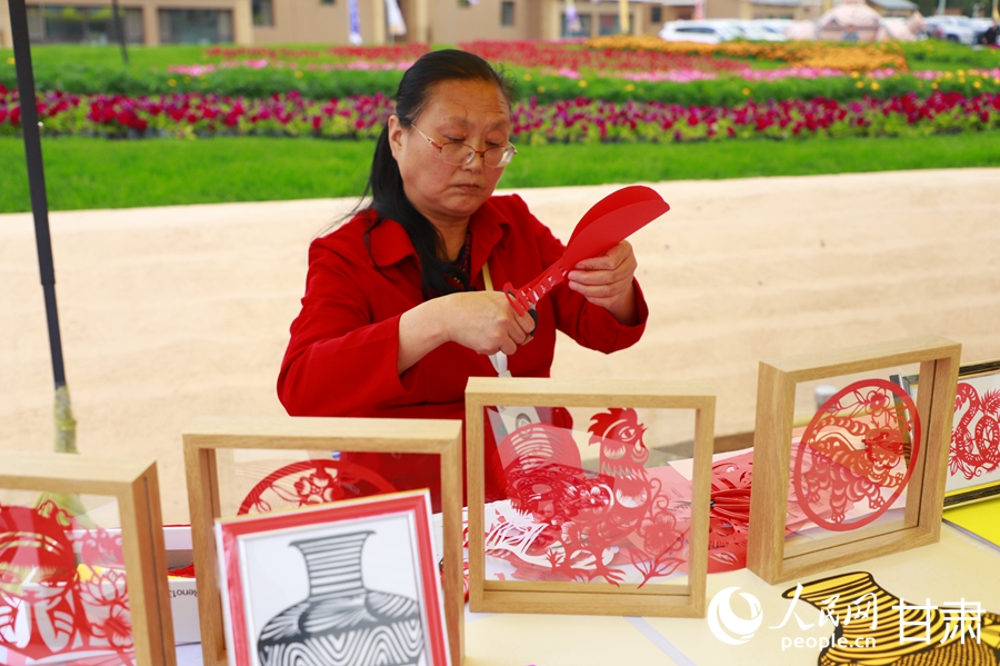 馬家窯文化集市產品展示。人民網記者 焦隆攝