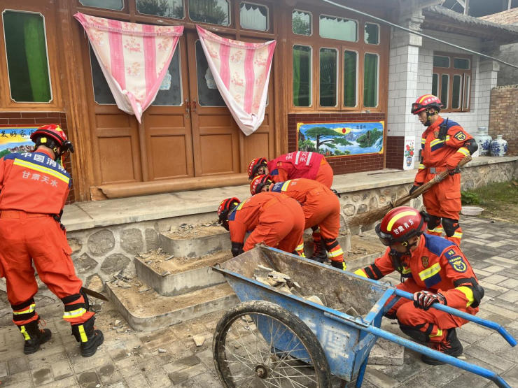 消防救援人員開展排查清障工作。甘肅消防供圖