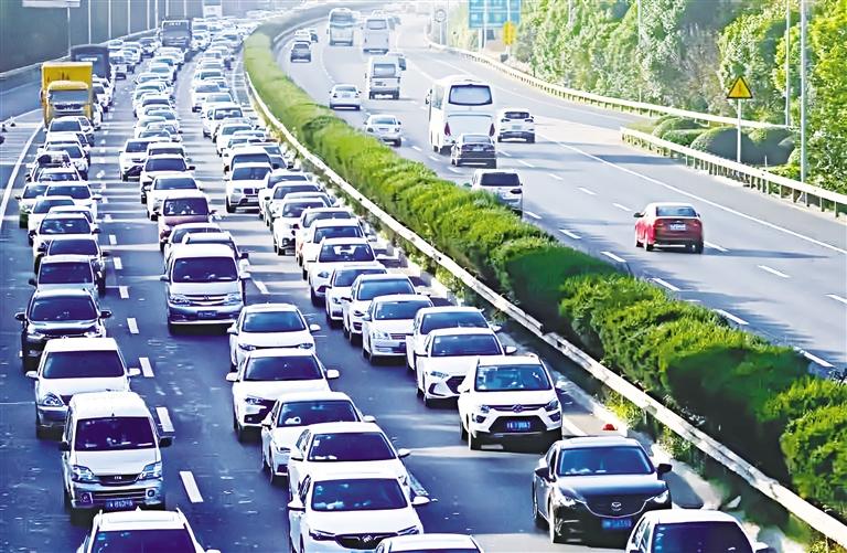 10月5日，G22青蘭高速榆中路段車流量較大。