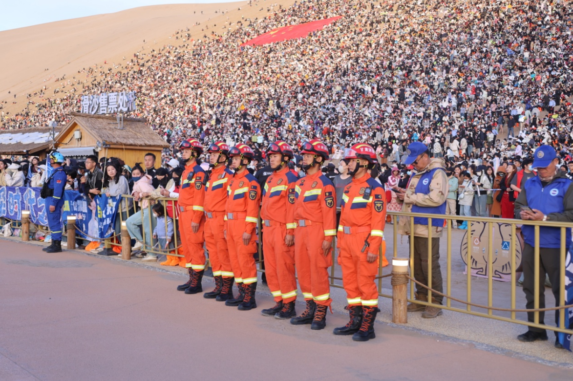 酒泉市消防救援支隊在鳴沙山月牙泉景區開展執勤。毛凱攝