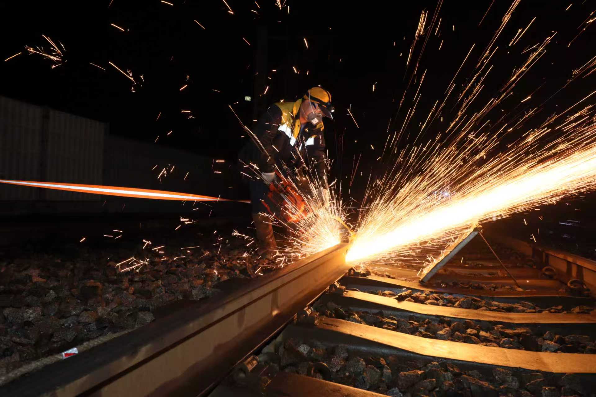 10月10日，鐵路職工在蘭新鐵路周家莊線路所進行集中修施工作業。王光輝 李元蕾攝