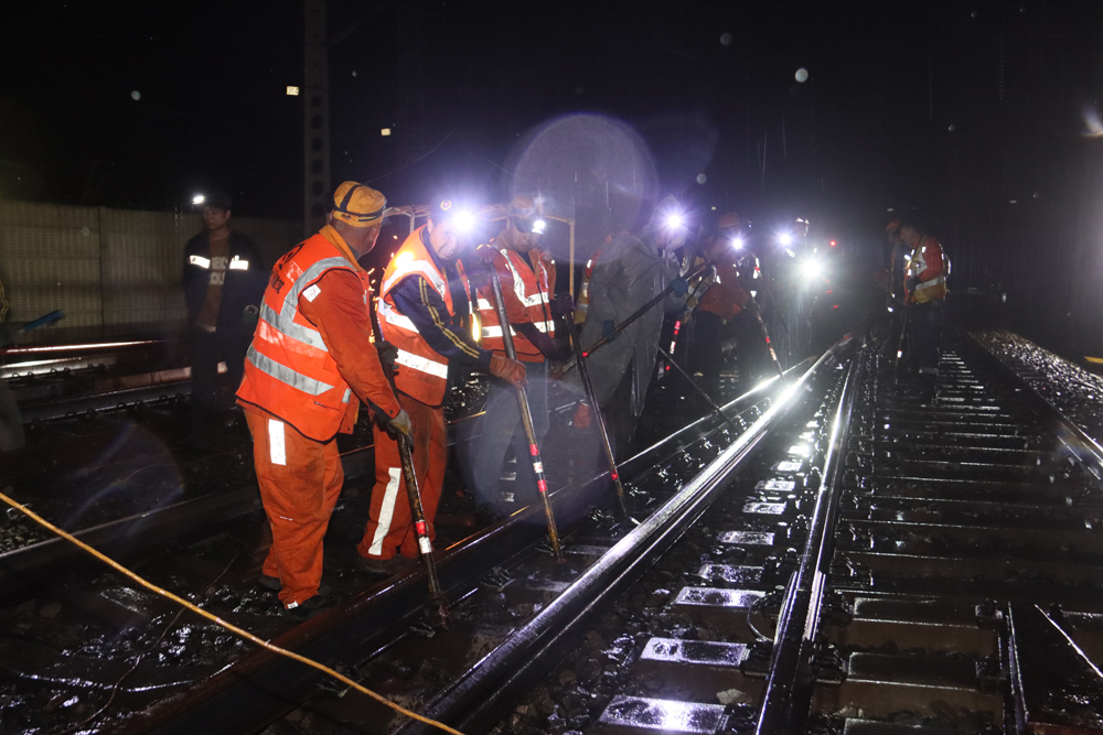 10月10日，鐵路職工在蘭新鐵路周家莊線路所進行集中修施工作業。王光輝 李元蕾攝