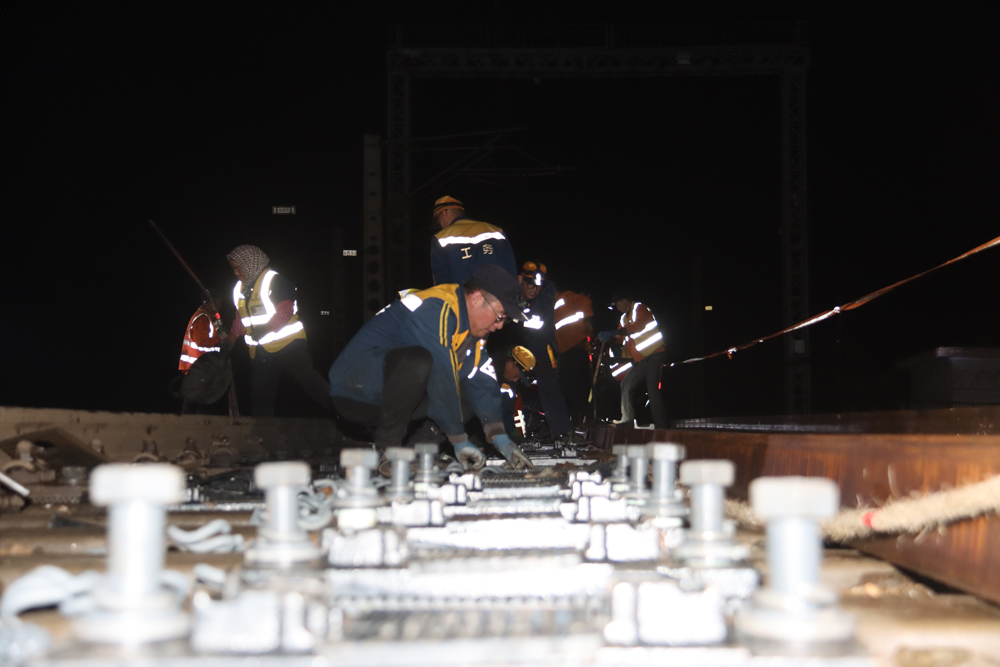 10月10日，鐵路職工在蘭新鐵路周家莊線路所進行集中修施工作業。王光輝 李元蕾攝