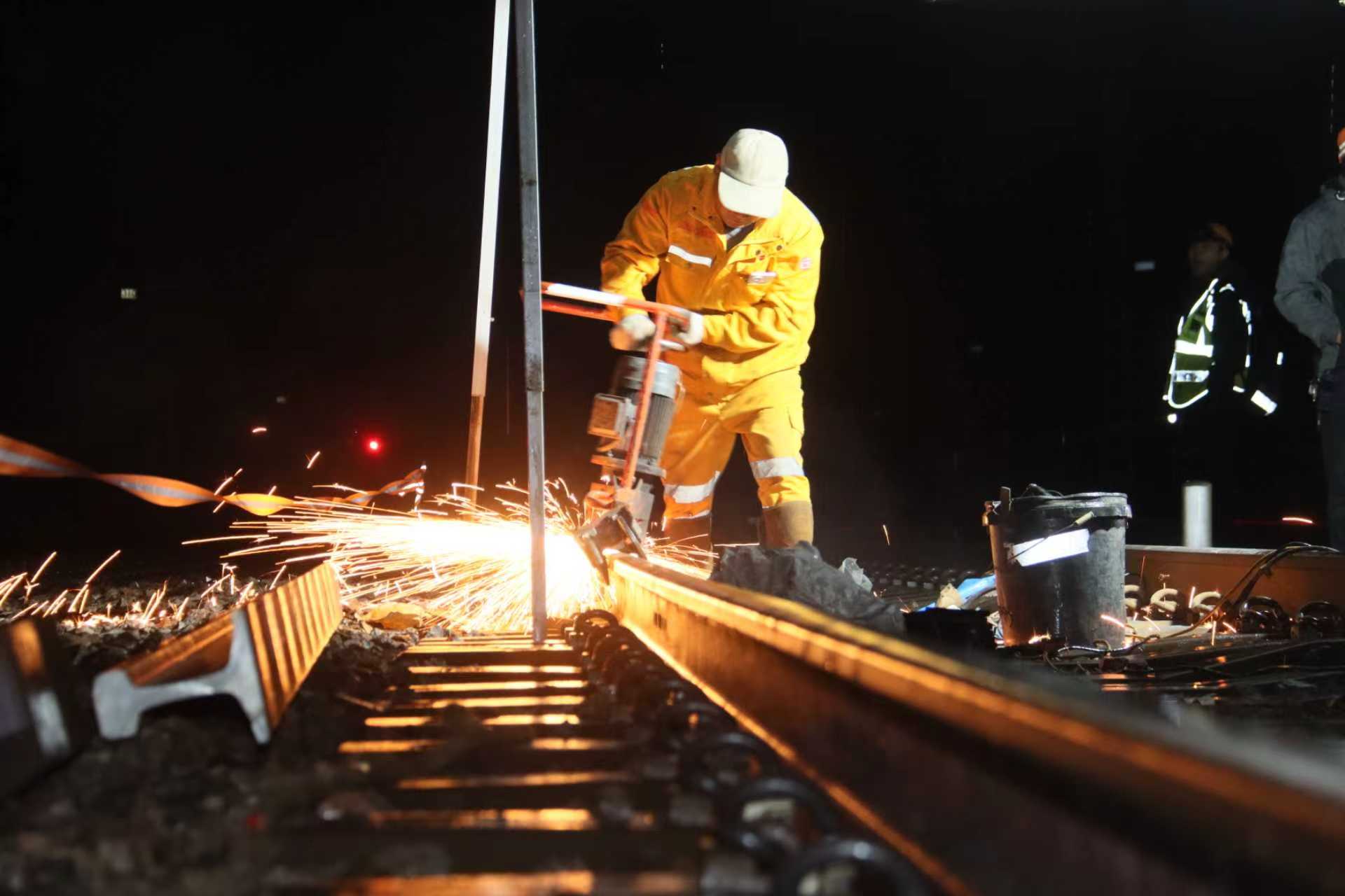 10月10日，鐵路職工在蘭新鐵路周家莊線路所進行集中修施工作業。王光輝 李元蕾攝