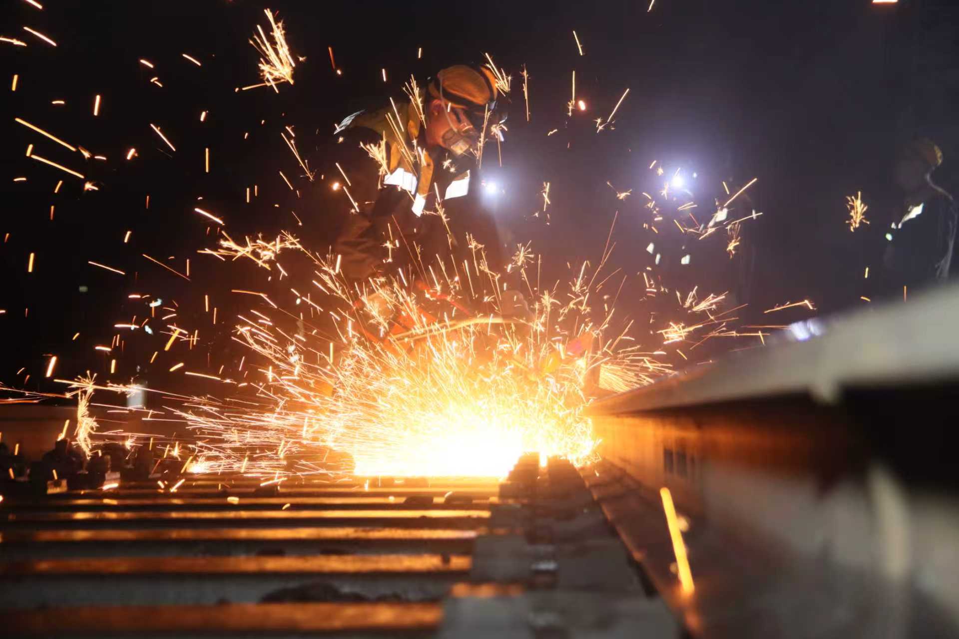 10月10日，鐵路職工在蘭新鐵路周家莊線路所進行集中修施工作業。王光輝 李元蕾攝