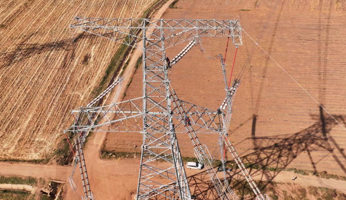 甘肅張掖電廠擴建煤電750千伏送出工程正在進行消缺工作。國網甘肅省電力公司供圖