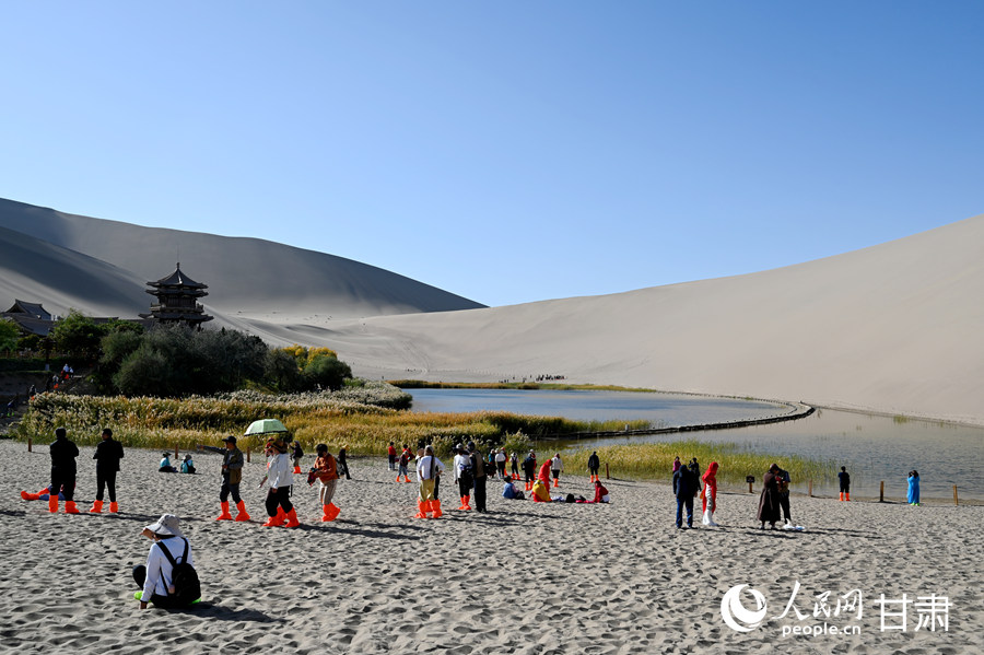 甘肅敦煌：駝鈴悠悠 大漠秋景醉游人