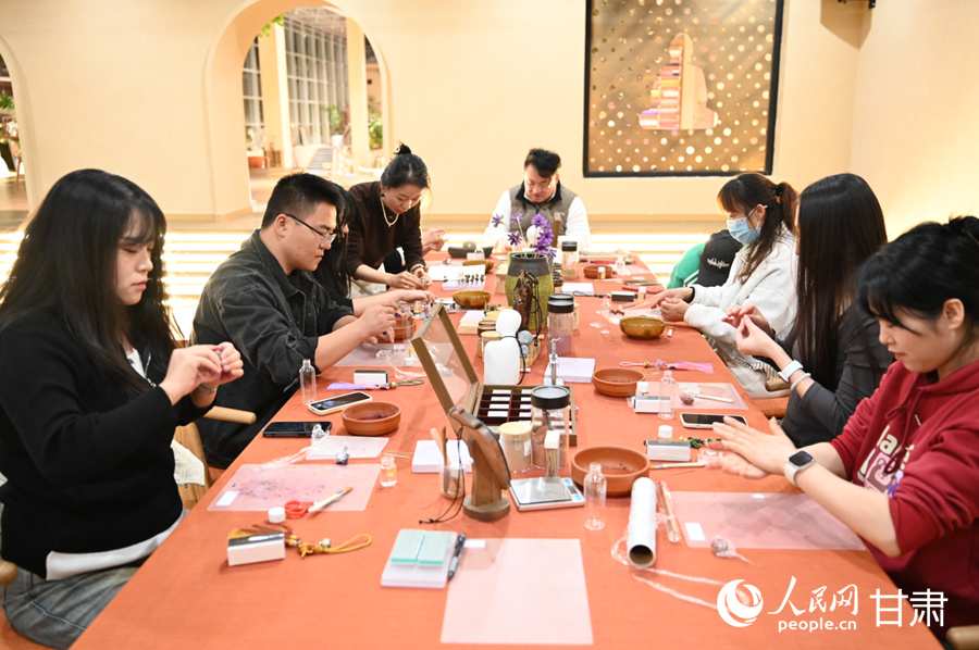 市民游客在敦煌無界制作手工藝品。人民網 席娟娟攝