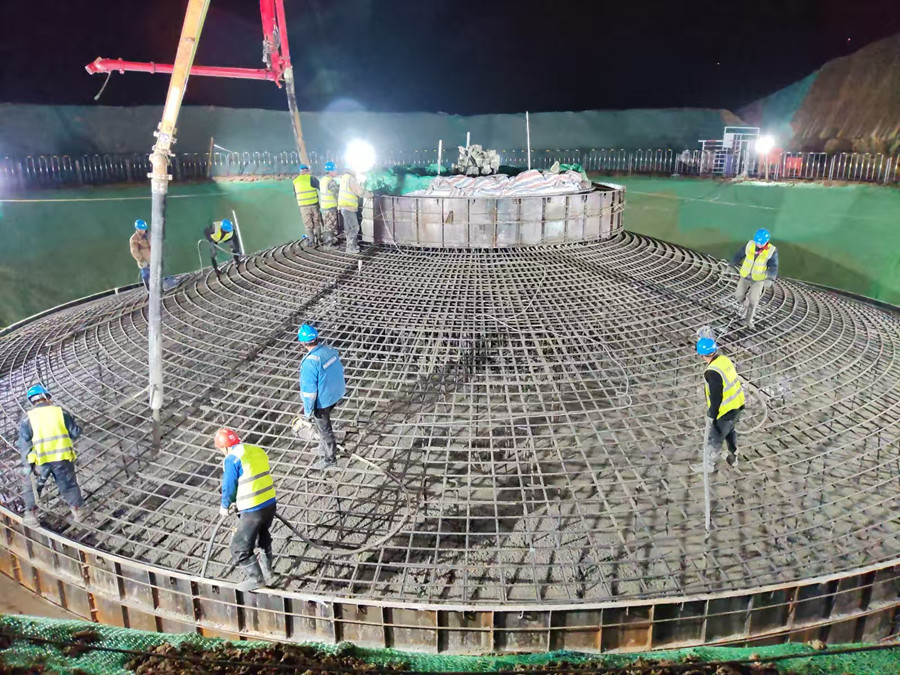 甘肅電投集團慶陽“綠電聚合”試點項目搶抓進度開展風機承臺澆筑。張建兵攝