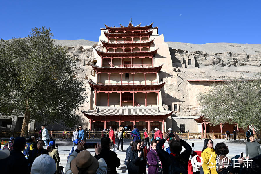 游客在莫高窟參觀。人民網 席娟娟攝