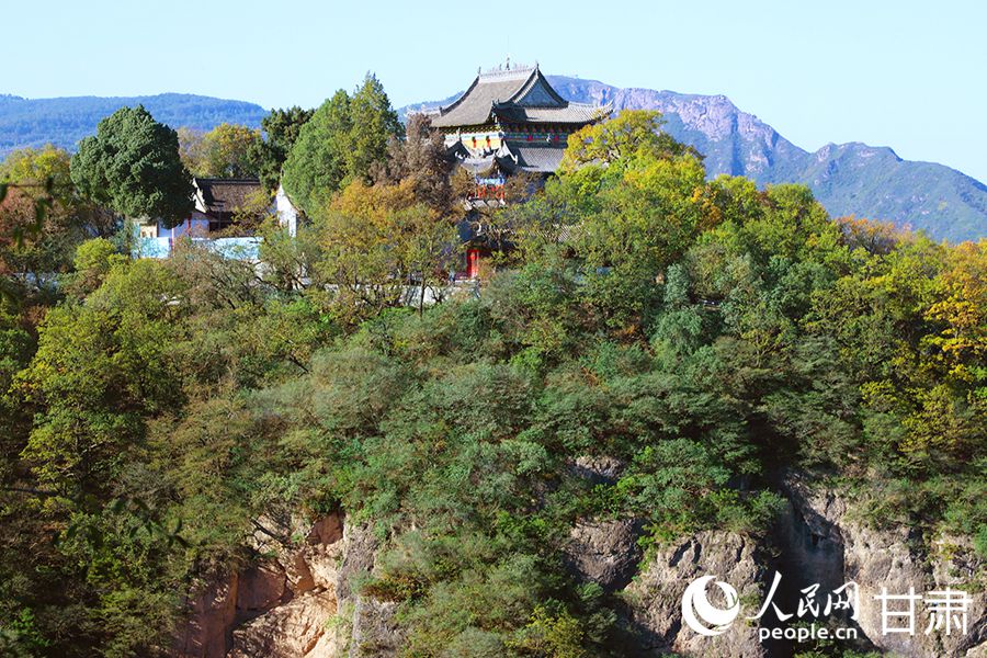 秋陽朗照，崆峒山層林盡染。人民網記者 米媛攝
