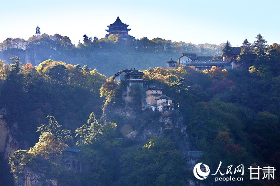 秋日的崆峒山，樹樹皆秋色，山山唯落暉。人民網記者 焦隆攝