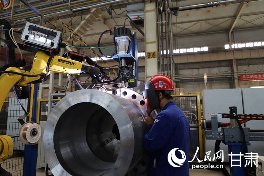 蘭州新區蘭石集團焊接機器人車間。人民網記者 高翔攝