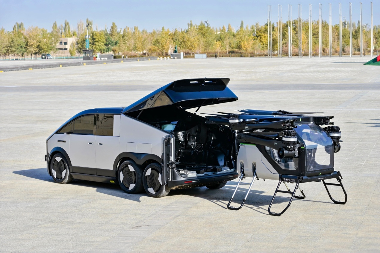 “陸地航母”分體式飛行汽車自動分離演示。敦煌市融媒體中心供圖