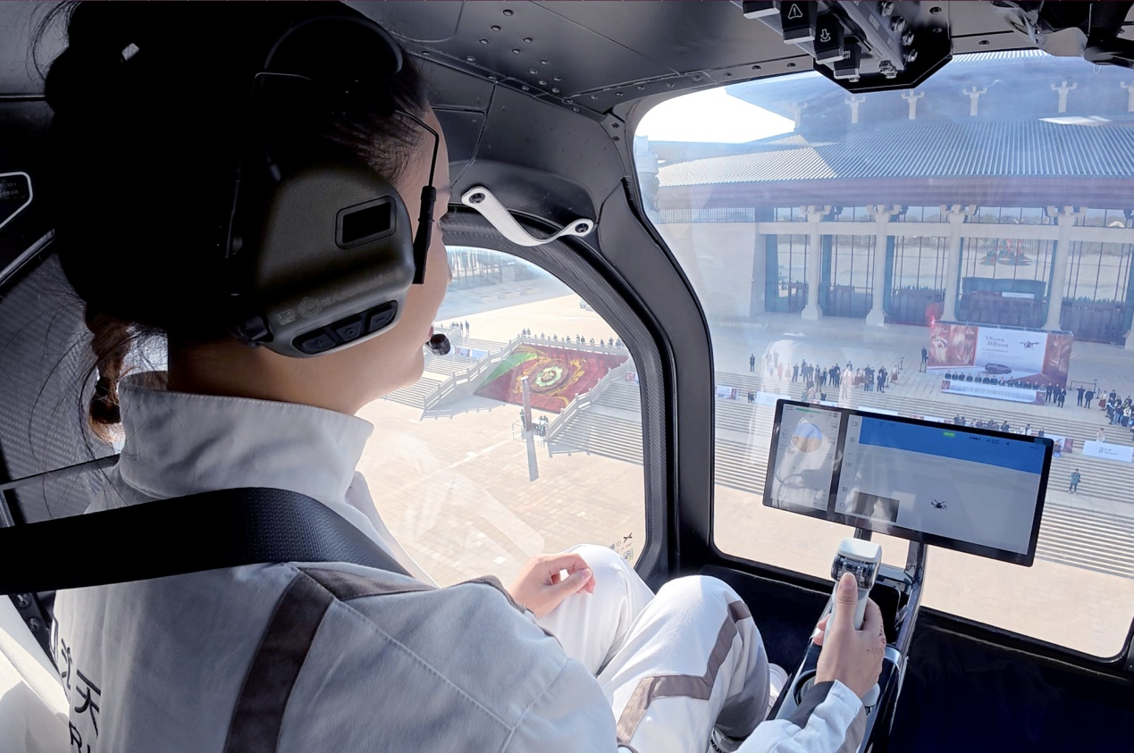 “陸地航母”分體式飛行汽車機艙內部。敦煌市融媒體中心供圖