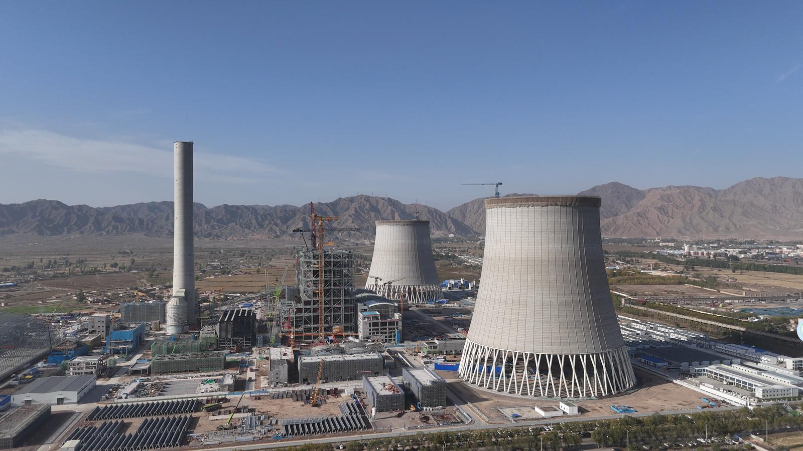 甘肅騰格里沙漠河西新能源基地配套金昌2×1000兆瓦調峰煤電項目現場。永昌縣委宣傳部供圖