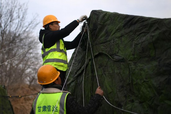 12月20日，甘肅省臨夏州積石山縣大河家鎮大河村集中安置點，工作人員在布設無線網絡。人民網記者 翁奇羽攝