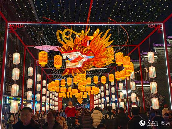 2月10日，在湖北襄陽市管家巷文化休閑街區，龍形彩燈吸引游客駐足合影。人民網記者 郭婷婷攝